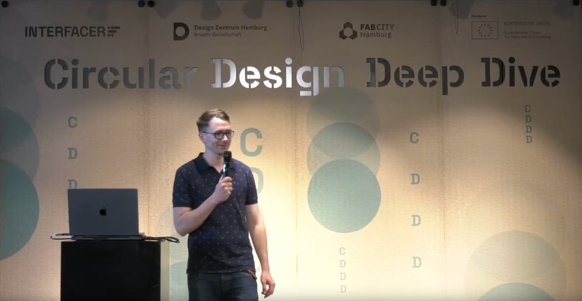 Raphael Haus presenting at the Circular Design Deep Dive. Hamburg 2022.
